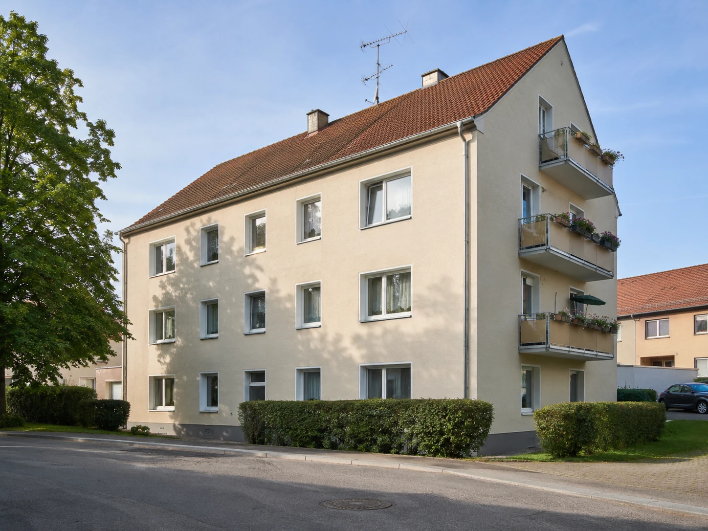 Wohnhaus mit mehreren Einheiten in einer mitteleuropäischen Wohnlage